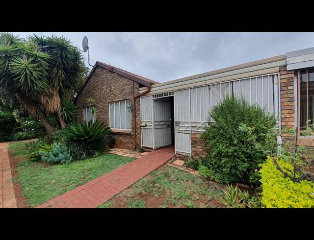 2 BEDROOM TOWNHOUSE FOR SALE IN CLARINA